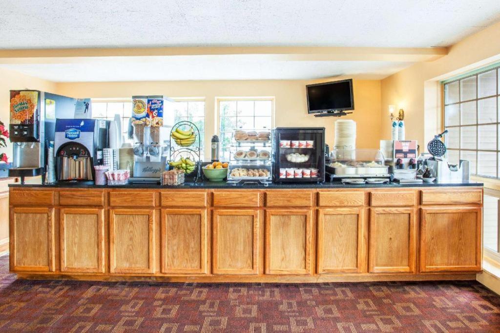 Travelodge By Wyndham South Burlington Exterior photo