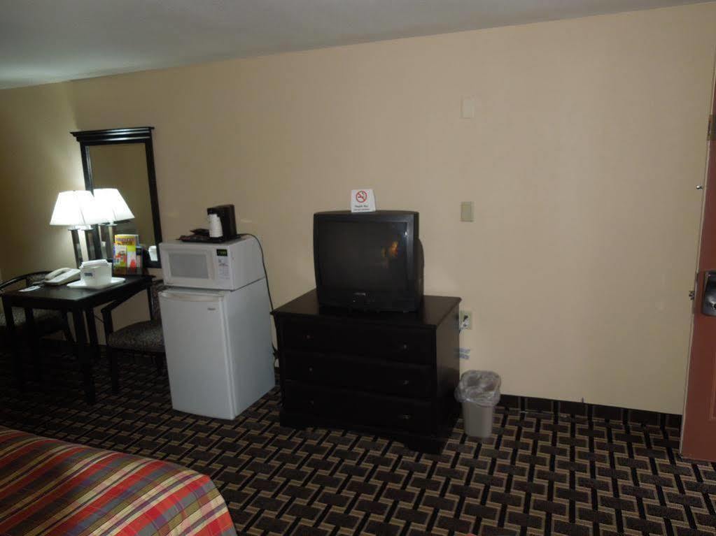 Travelodge By Wyndham South Burlington Exterior photo